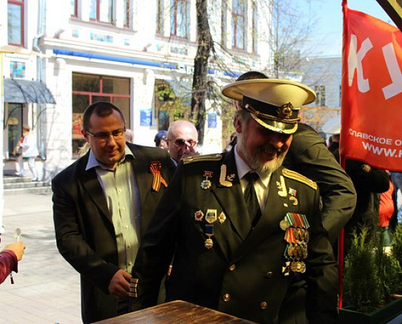 Ярославские партийцы в День Победы угостили горожан солдатской кашей
