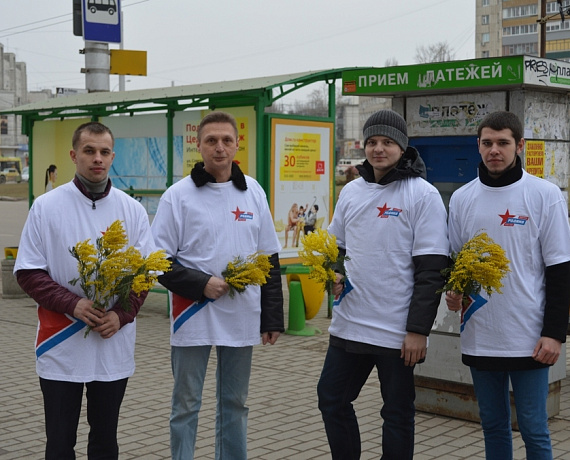 Активисты партии поздравили женщин на улицах Липецка