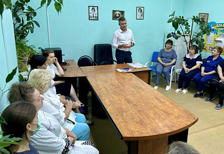 Сухарев встретился с сотрудниками Астраханской областной детской клинической больницы