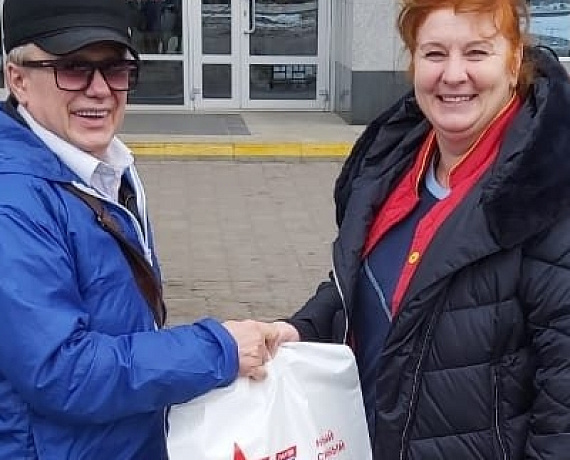 Челябинская "РОДИНА" поздравила с Днем матери многодетных мам и матерей в семьях с трудным материальным положением