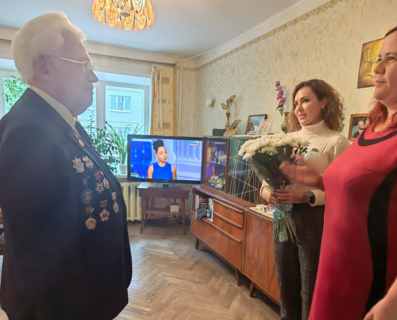Сотрудники приемной Журавлева в Тамбовской области поздравили ветерана с 95-летием