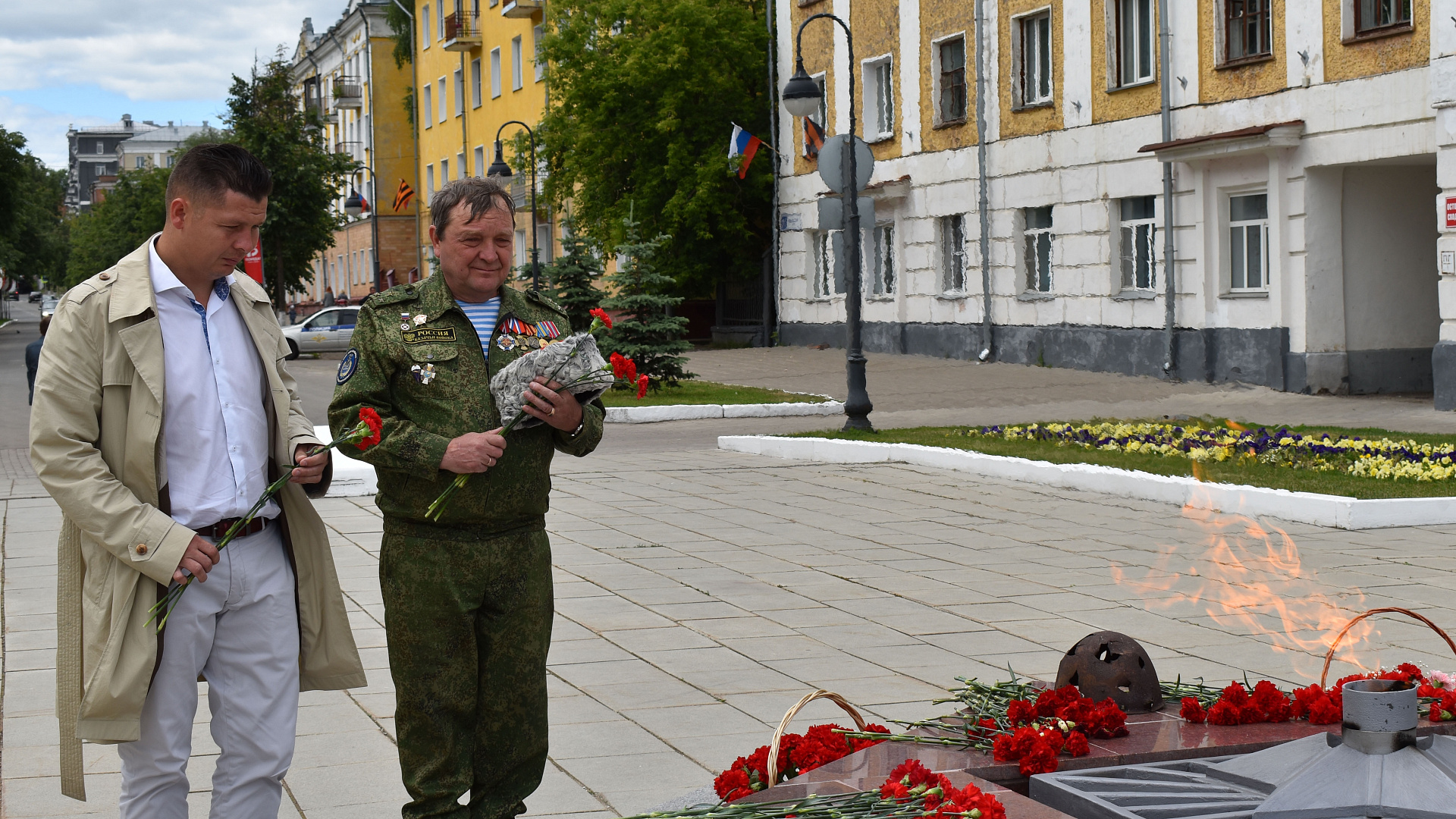 Кировские родинцы возложили цветы к Вечному огню у мемориала на берегу реки Вятки