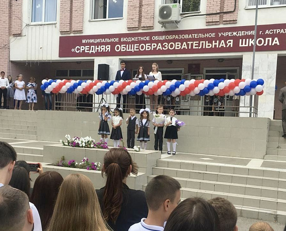 Владимир Сухарев поздравил школьников и педагогов с началом учебного года