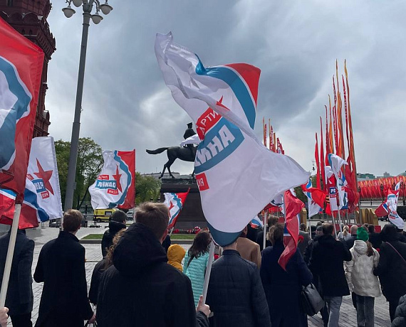Соратники "РОДИНЫ" возложили венки и цветы к Могиле Неизвестного Солдата