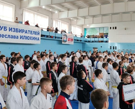Вячеслав Илюхин и Леонид Рыбин поддержали юных каратистов