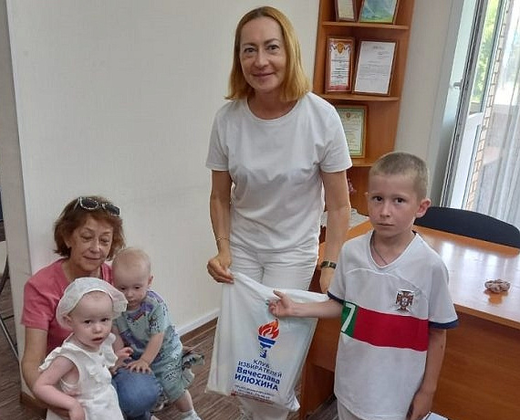 Клуб избирателей Вячеслава Илюхина провел акцию "Сладкий подарок" для многодетных семей