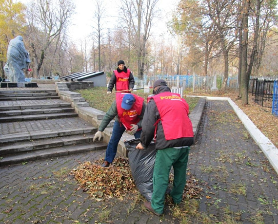 Ульяновские партийцы произвели уборку на могилах бойцов Второй мировой войны