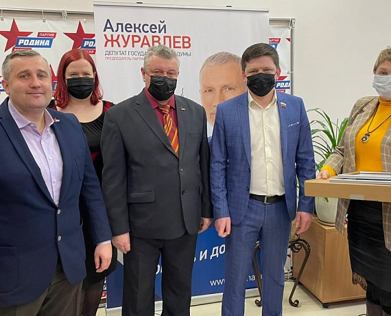 В приемной Алексея Журавлева в Тамбове состоялось награждение победителей конкурса на лучшее сочинение по Достоевскому