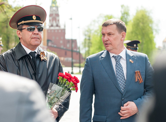 Представители "РОДИНЫ" возложили венки и цветы к могиле Неизвестного солдата, 06.05.2016