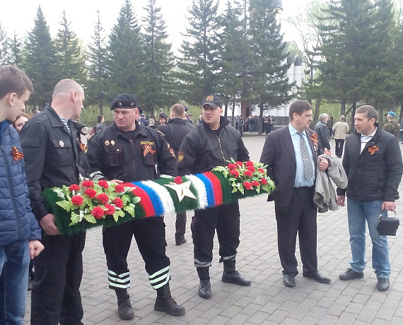 Омские социал-патриоты возложили гирлянду к Вечному огню