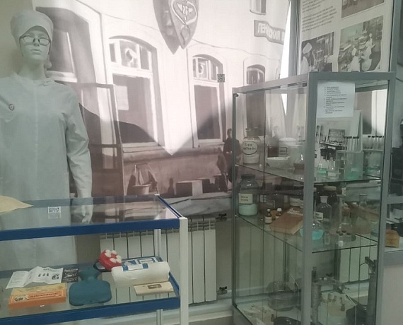 Директор новосибирского музея вручила Вячеславу Илюхину благодарственное письмо