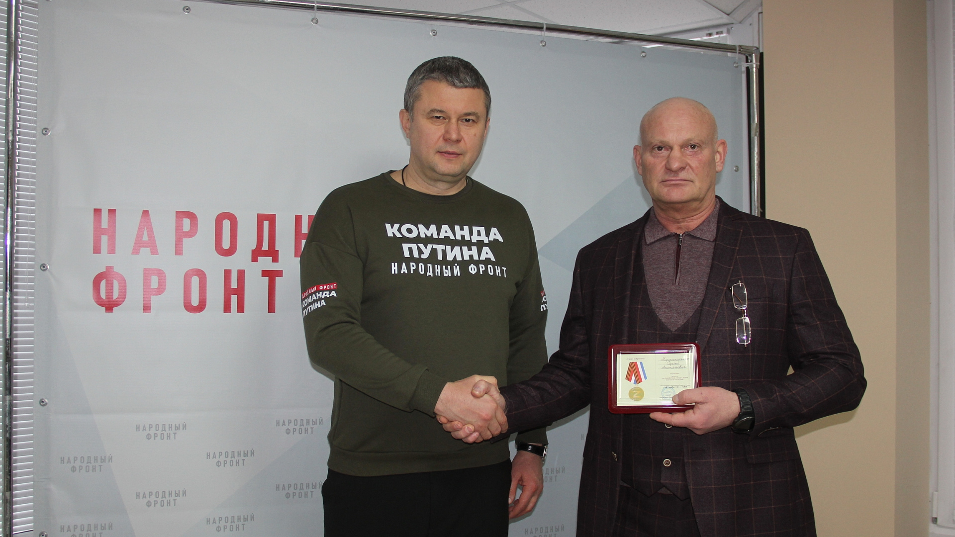 Валерий Барсук вручил награду председателю Самарского отделения ДОСААФ за содействие СВО