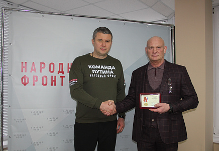 Валерий Барсук вручил награду председателю Самарского отделения ДОСААФ за содействие СВО