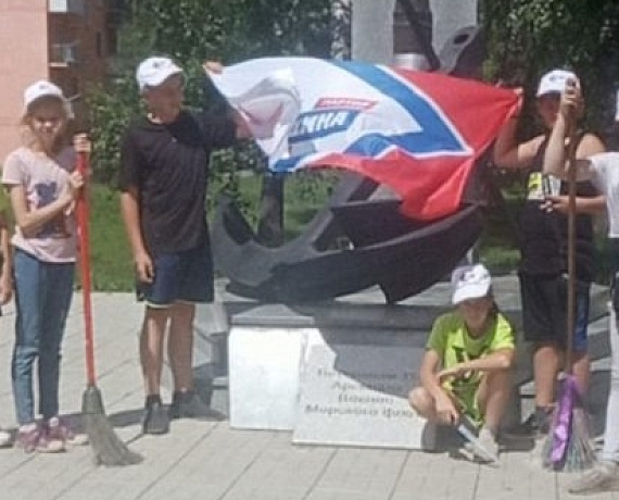 Накануне Дня памяти и скорби ребята из трудового отряда школьников привели в порядок памятник ветеранам в Новосибирске