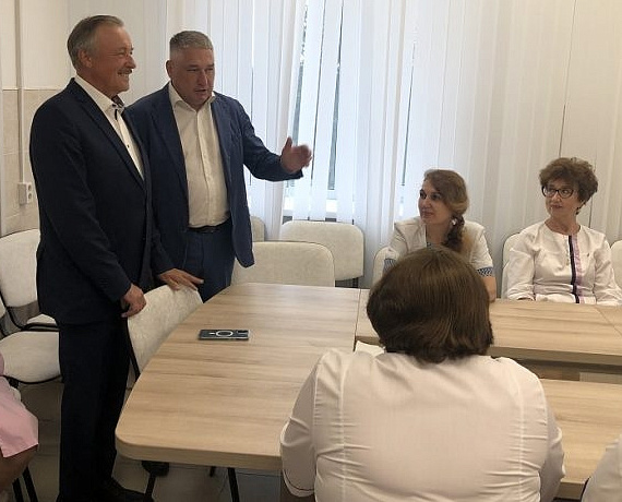 Новосибирские депутаты-родинцы поздравили врачей с Днем медицинского работника