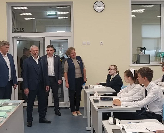 Рабочий визит в Тамбовскую область Алексей Журавлев начал с осмотра новой школы