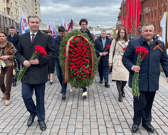 Соратники партии "РОДИНА" возложили венки и цветы к Могиле Неизвестного Солдата