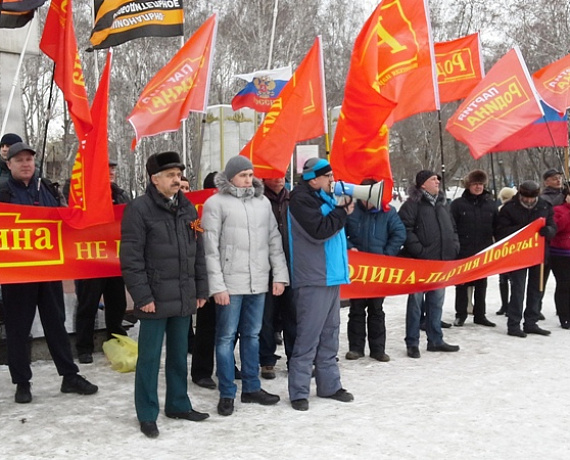 Партийцы Челябинска провели праздничный митинг в Саду Победы