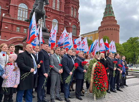 Соратники партии "РОДИНА" возложили венки и цветы к Могиле Неизвестного Солдата, 05.05.2023