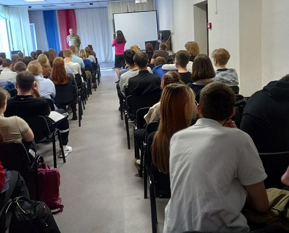 По инициативе Вячеслава Илюхина на Уроки мужества в школы Новосибирска пришёл участник СВО