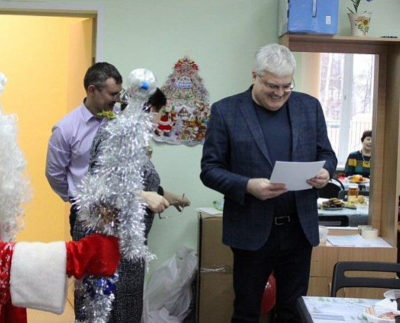 Вячеслав Илюхин встретился с волонтерами, участвующими в акции "Вяжем носки солдату"