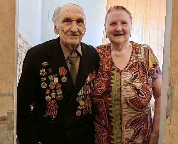 Помощники Алексея Журавлева поздравили со столетним юбилеем ветерана Великой Отечественной войны