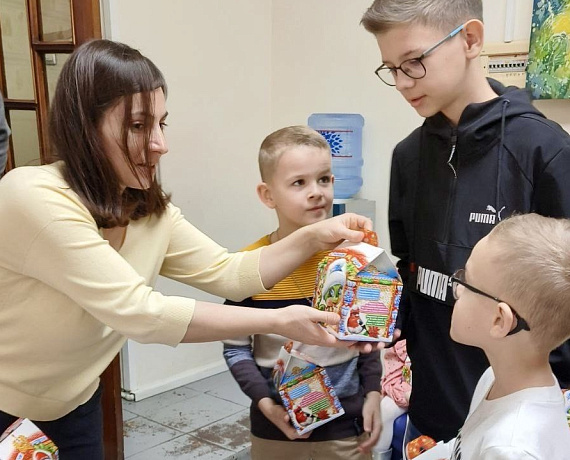 Сухарев подарил детям из многодетных, неполных и опекаемых семей новогодний праздник