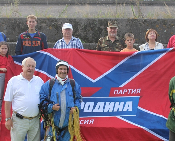 Легендарный альпинист пролетел над Енисеем с пятиметровым флагом "РОДИНЫ"