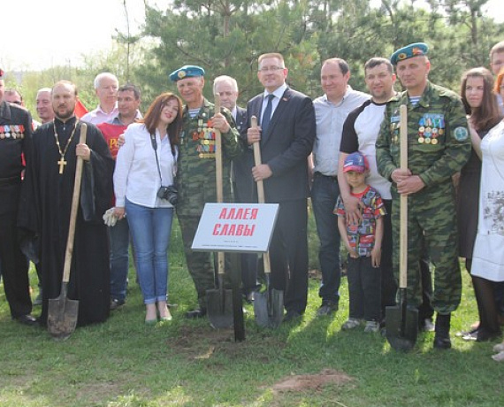 Татарские партийцы высадили сосновые деревья на "Аллее Славы" в Казани