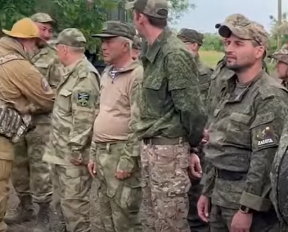 Алексей Журавлев сказал добровольцам-новобранцам слова напутствия и вручил шевроны