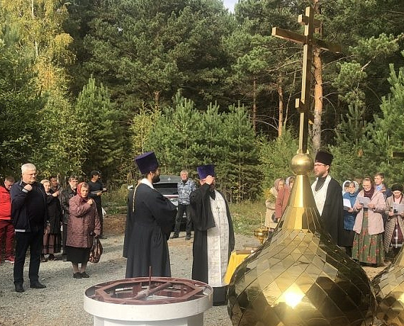 На храм, построенный при поддержке Илюхина, водрузили купола и кресты