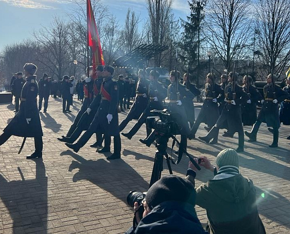 Воронежские родинцы приняли участие в торжественной церемонии возложения цветов у Вечного огня