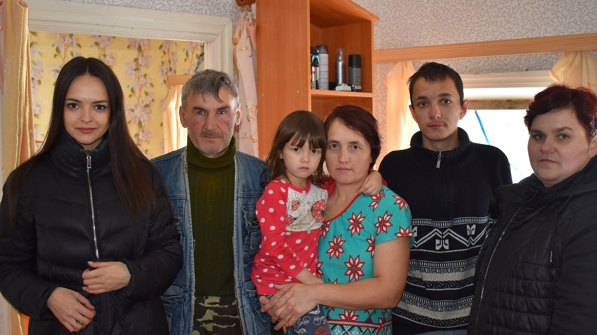 В канун Дня матери кировские соратники посетили многодетные семьи, проживающие в далеких деревнях