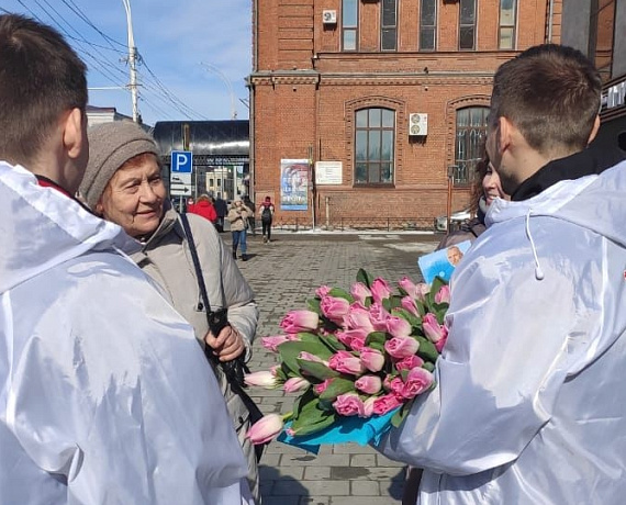 В преддверии 8 Марта Алексей Журавлев подарил жительницам Тамбова цветы