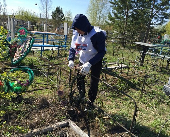 Новосибирские активисты "РОДИНЫ" навели порядок на могилах героев ВОВ