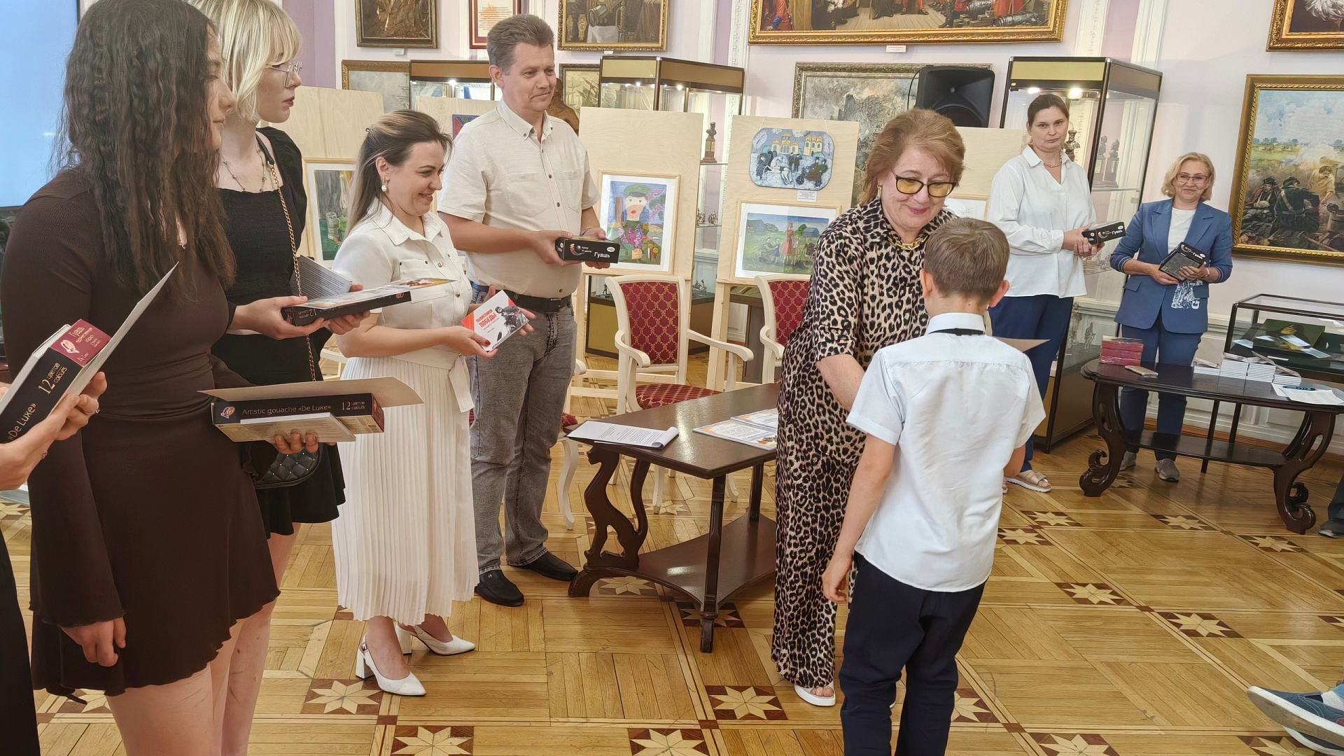 Любовь Шанина поздравила и наградила победителей городского конкурса изобразительного искусства