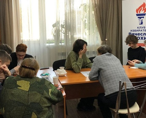 В общественной приемной Вячеслава Илюхина состоялось обучающее занятие проекта "Смартфон – ваш друг"