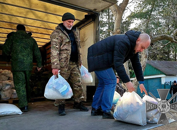 Журавлев с соратниками привезли гумпомощь в село Калиновка (ДНР, 29.03.2022)