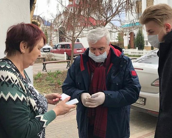 Воронежская "РОДИНА" передала воспитанникам приюта пасхальные подарки
