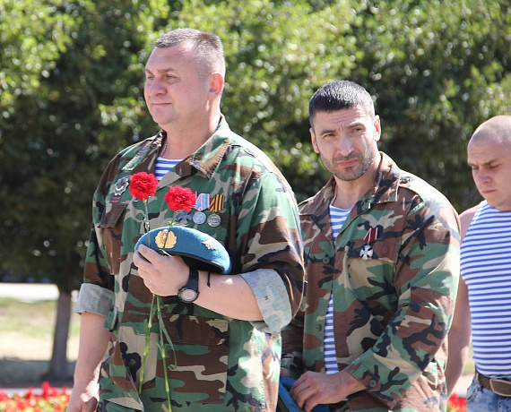 Самарские патриоты поздравили десантников с праздником