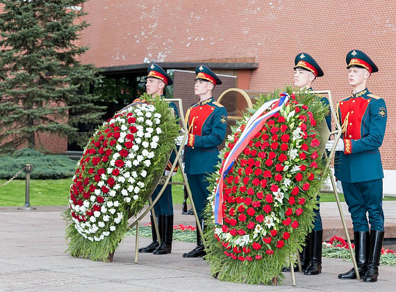 Представители "РОДИНЫ" возложили венки и цветы к могиле Неизвестного солдата, 06.05.2016