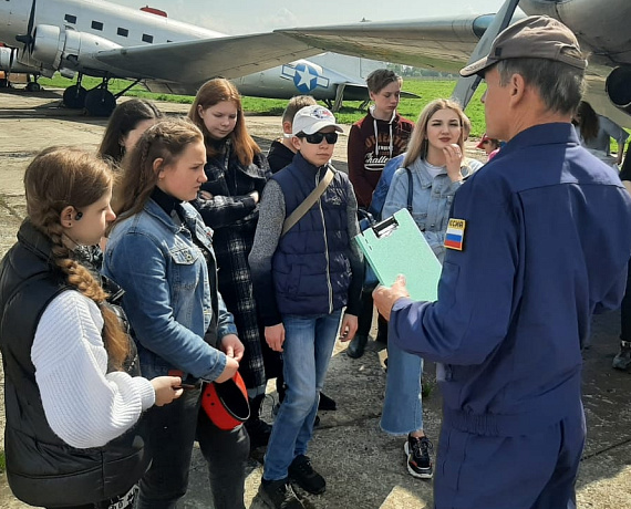 Калужская "РОДИНА" организовала экскурсию по аэродрому для школьников 6-8 классов