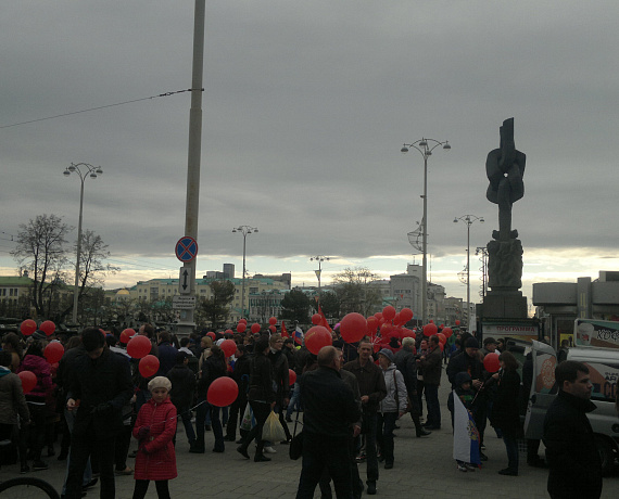 Активисты "РОДИНЫ" Екатеринбурга роздали тысячи Георгиевских лент