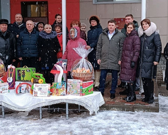 Сергей Мягких с коллегами-депутатами поздравили ветеранов и детей с наступающим Новым годом