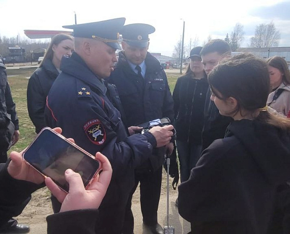 Представители молодежного движения Новгородской "РОДИНЫ" посетили УГИБДД