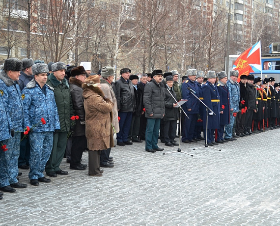 Челябинские активисты возложили цветы к памятнику "Доблестным сынам Отечества"