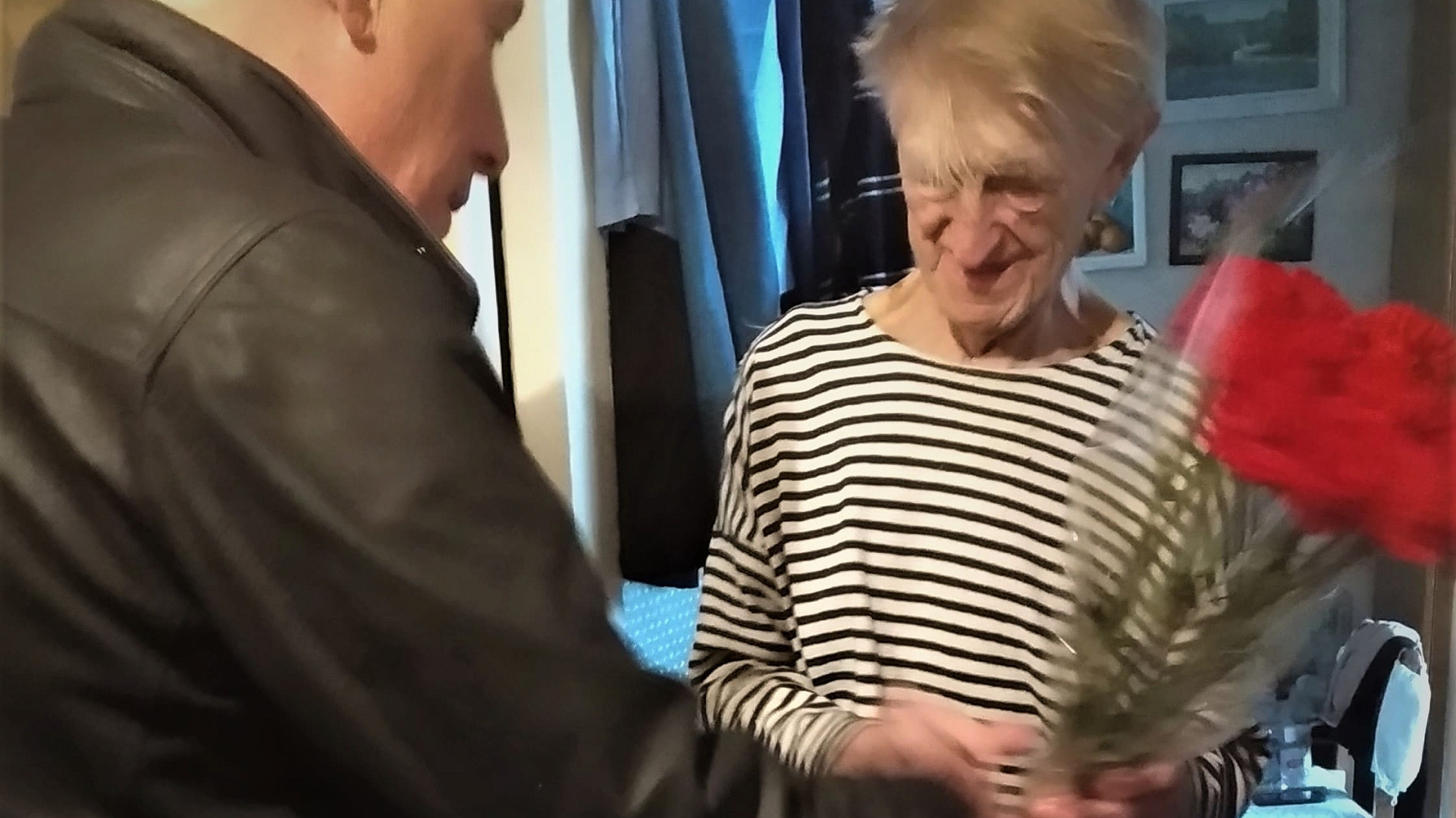 Председатель Саратовской "РОДИНЫ" Сергей Демин поздравил ветерана с днем рождения