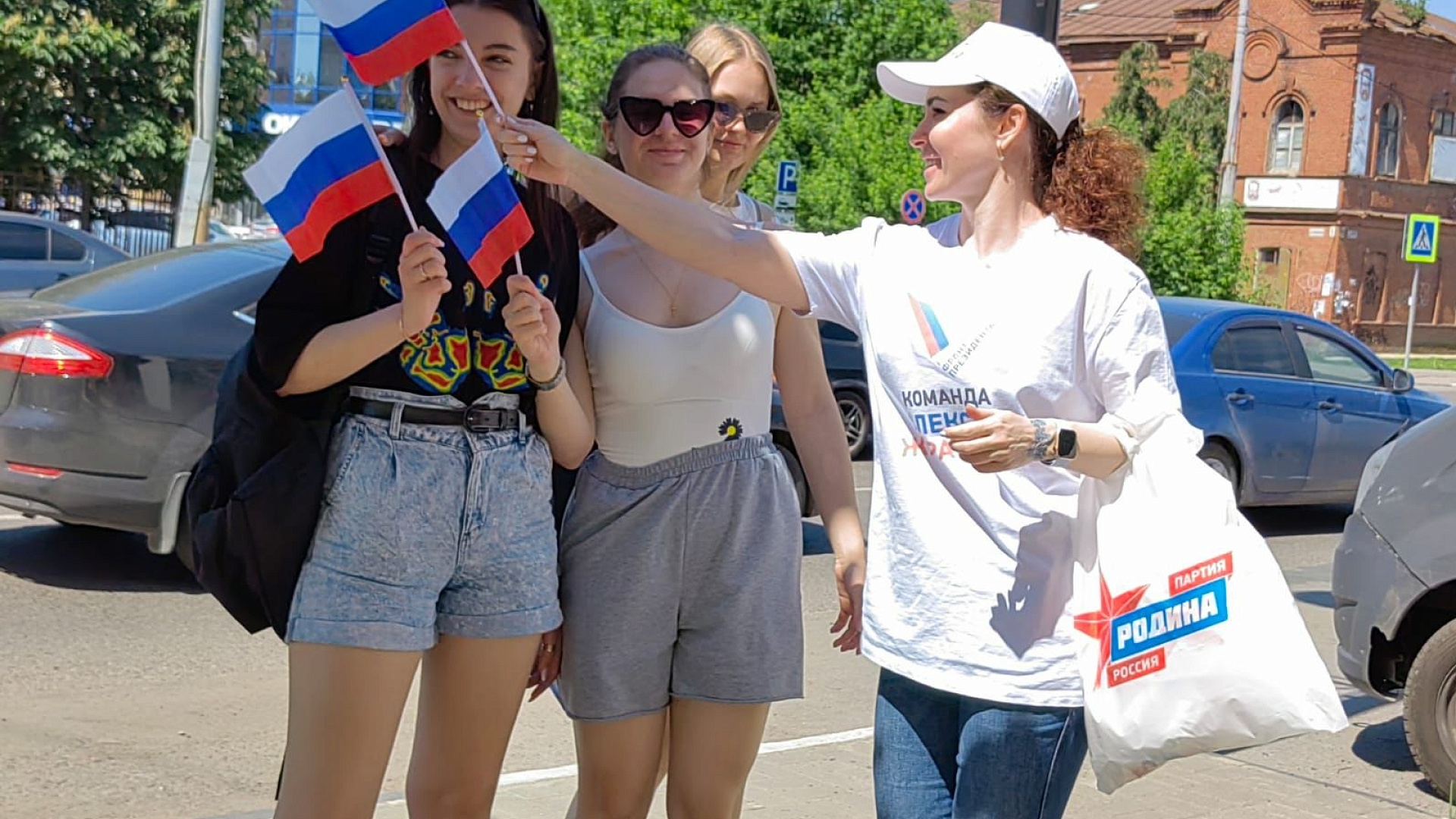 Сотрудники Приемной Журавлева поздравили тамбовчан с Днем России и с Днем города