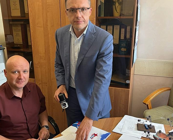 Игорь Борисов сдал подписи для участия в выборах губернатора Воронежской области