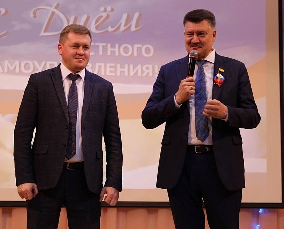 Владимир Михайлов поздравил коллег с Днём муниципального работника